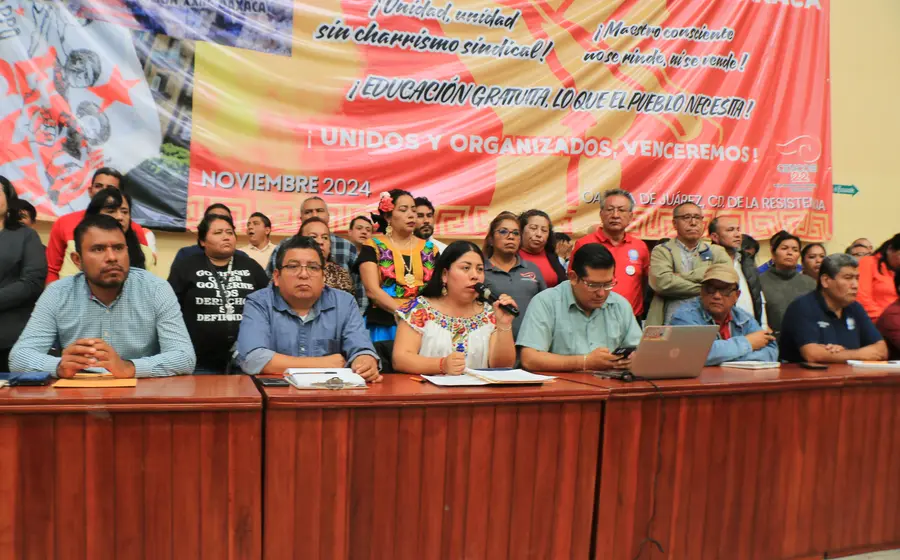 Integrantes del MDTEO de la Sección 22 de la CNTE participan en una movilización como parte del paro nacional de labores.
