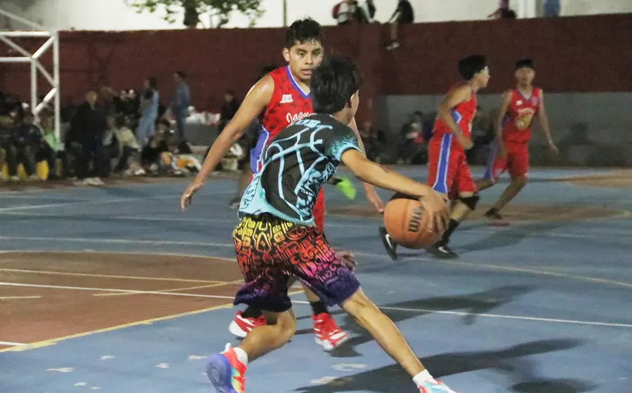 Jóvenes jugadores de baloncesto compiten intensamente en la duela durante el primer día de competencia del torneo de la Liga Telmex.