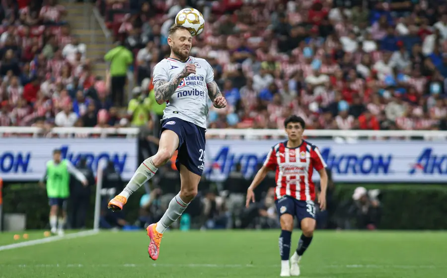 Jugadores de Chivas y Cruz Azul disputan el balón durante el partido de ida de los cuartos de final, un encuentro con poco espectáculo.