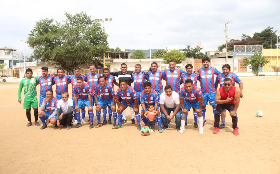 Jugadores del equipo de Xoxocotlán celebran un gol durante el partido donde vinieron de atrás para rescatar el empate contra Colvis.