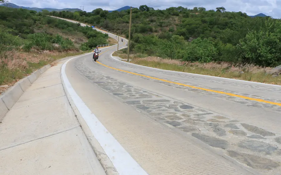 Uno de los 330 caminos rurales que fueron pavimentados con concreto hidráulico, como parte de la inversión de 3 mil 973 mdp.