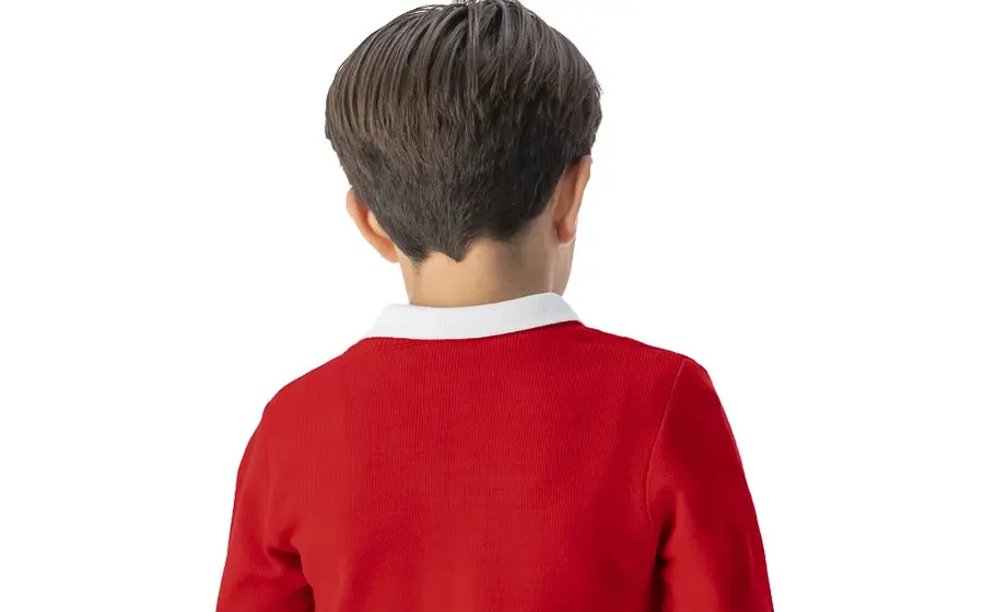 Alumnos de primaria portan chamarras y ropa abrigadora sobre sus uniformes escolares para protegerse de las bajas temperaturas durante la temporada invernal.