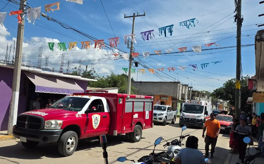 Elementos de los cuerpos de rescate en la escena donde una persona perdió la vida tras caer de forma accidental en un pozo.