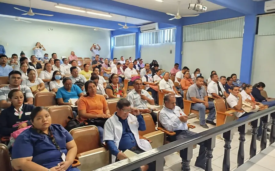 Personal médico y de enfermería asiste a una capacitación sobre nutrición en la adolescencia para prevenir enfermedades crónico-degenerativas a futuro.