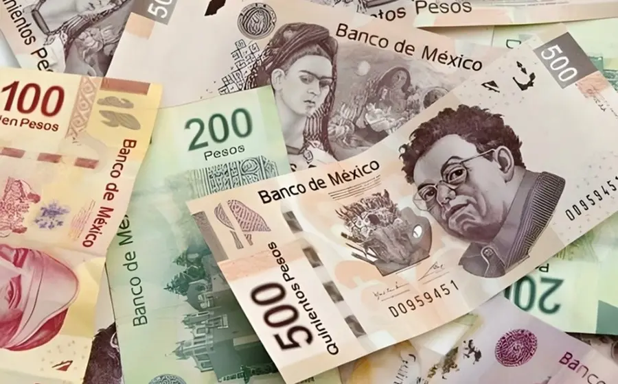 Una imagen conceptual que ilustra el fortalecimiento del peso mexicano frente al dólar estadounidense al comenzar el mes de noviembre con ganancias.