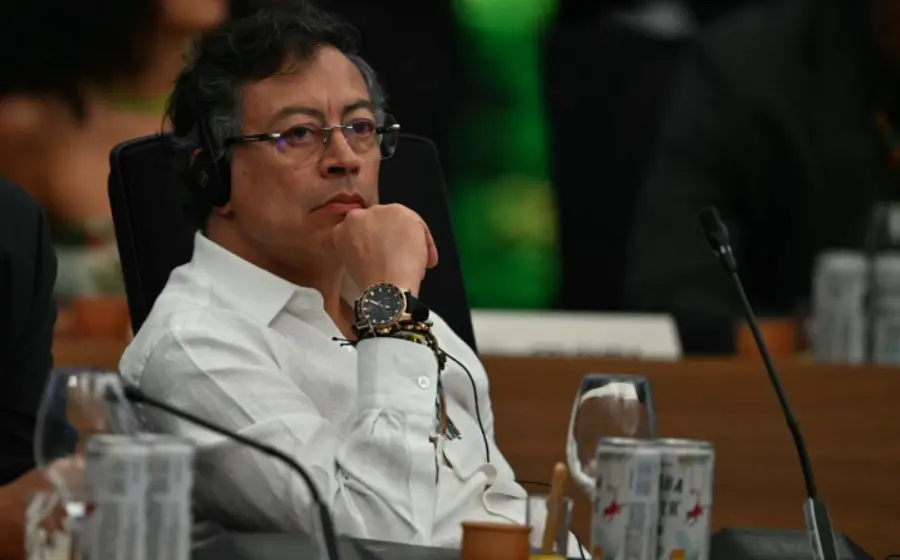 El presidente Gustavo Petro durante un discurso donde acusa a las agencias de inteligencia de exceder sus funciones y enfatiza que deben atacar a narcotraficantes.