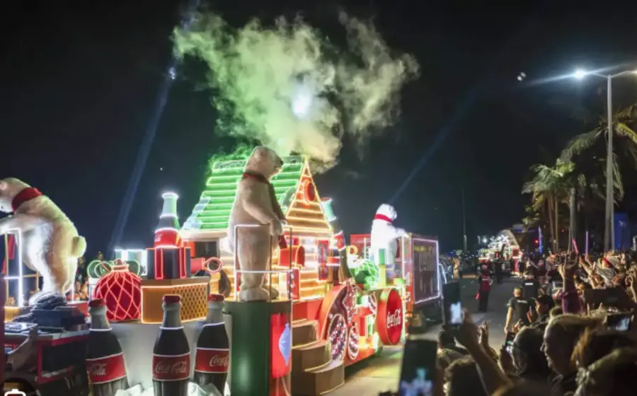Un camión alegórico de la Caravana Navideña Coca-Cola, decorado con luces de colores, participa en el desfile anual que se presenta en México.