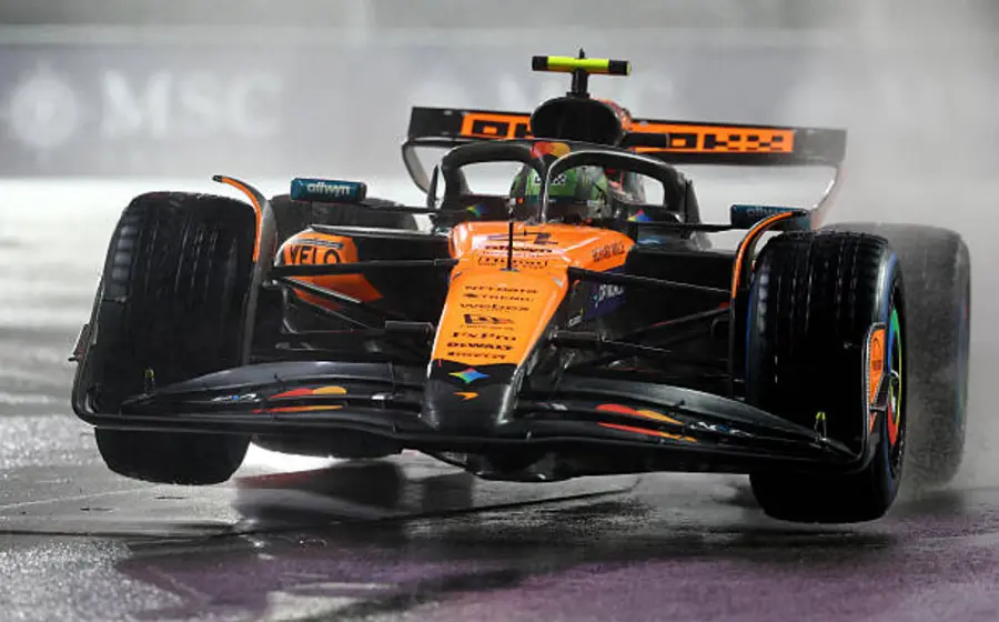 El piloto Lando Norris del equipo McLaren, quien junto a su compañero fue descalificado del Gran Premio de Las Vegas 2025 por infringir el reglamento.