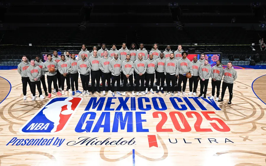 El equipo de los Pistones de Detroit en la Arena Ciudad de México, listos para su partido como parte del evento de la NBA.