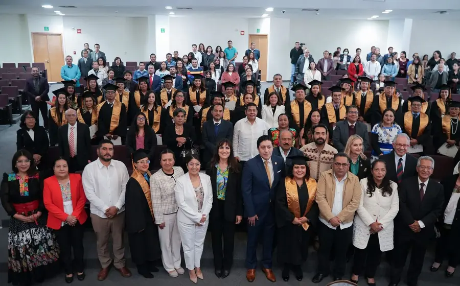 Un grupo de 34 egresados de la primera generación de la Maestría en Derecho Judicial del PJEO posan con sus certificados de egreso.