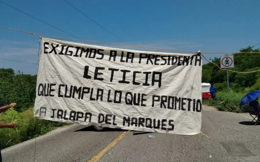 Habitantes de Llano Grande se manifiestan y amagan con bloquear la Carretera Federal 190 para exigir obras al edil de Jalapa del Marqués.