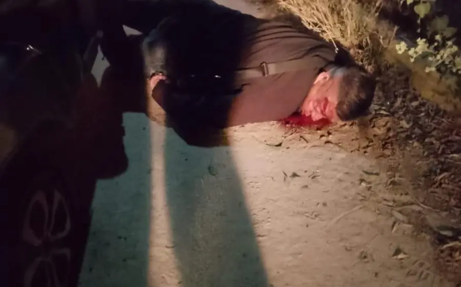 Elementos de la policía y paramédicos llegan a la escena del crimen tras el asesinato de un líder para asegurar el área.