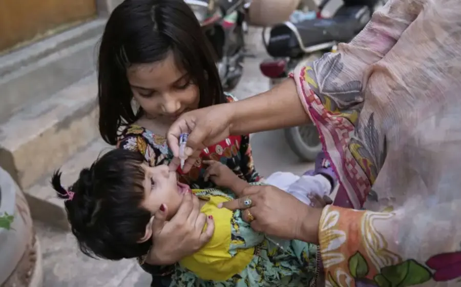 Personas migrantes en una zona fronteriza, representando el riesgo de la propagación internacional del poliovirus salvaje desde Afganistán y Pakistán.