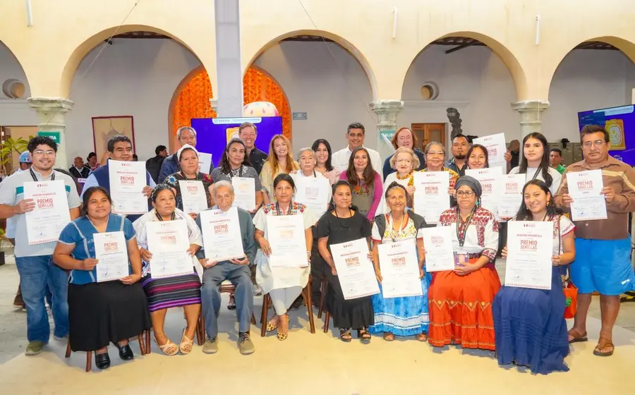 Artesanos oaxaqueños reconocidos durante la entrega de los premios Semillas 2025 y a la Innovación en Arte Popular por su creatividad y originalidad.
