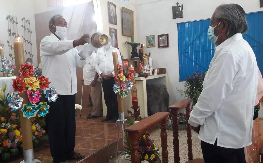 Fieles participan en una de las tradicionales procesiones de diciembre en Tehuantepec como parte de la fiesta en honor a la Virgen de Juquila.