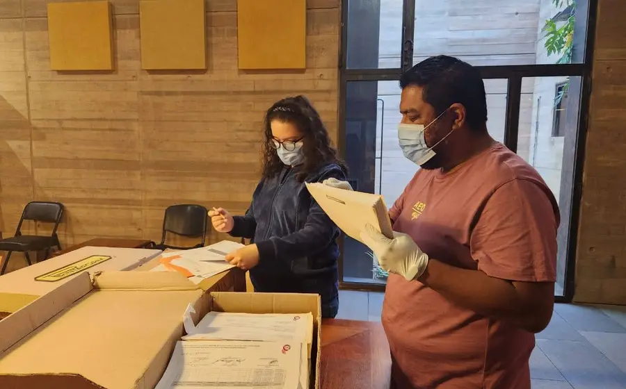 Proceso de transferencia de documentos al archivo de concentración, una tarea fundamental para garantizar la transparencia y preservar la memoria histórica de las instituciones.