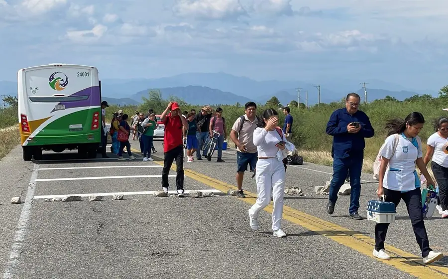 Los manfestantes utilizaron piedras y una camioneta para impedir el paso sobre la vía federal.