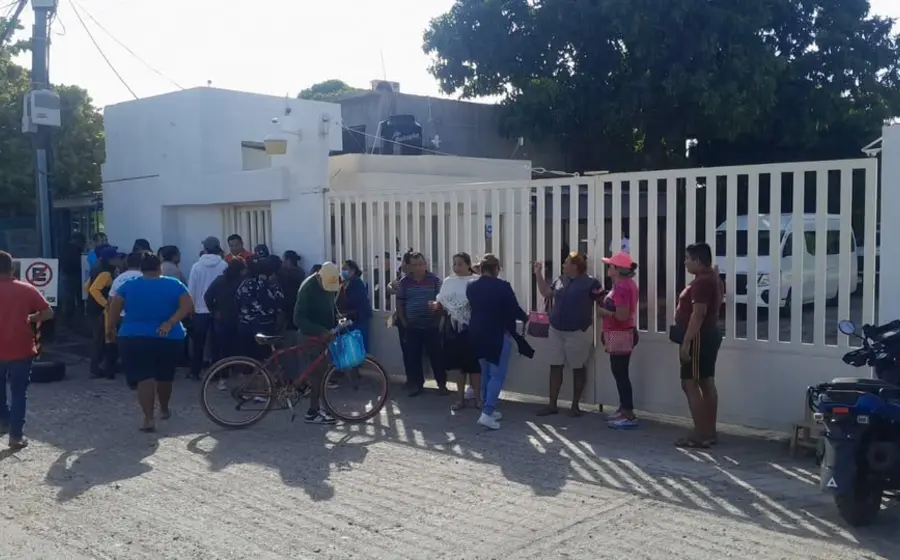 Ciudadanos y comerciantes inconformes protestan en una subestación de la CFE para solicitar mantenimiento a la infraestructura eléctrica local.
