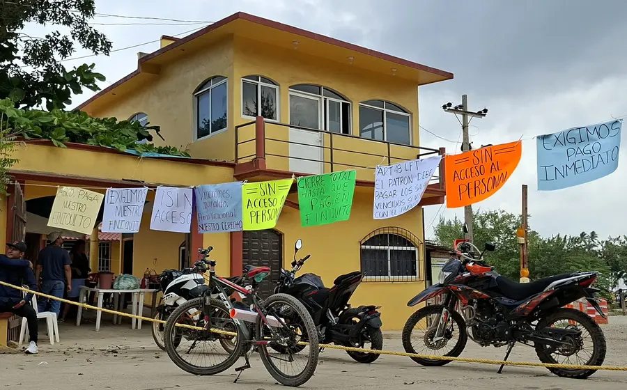 Un grupo de extrabajadores de la empresa ABCD Arquitectura protestan en la calle para exigir el pago de un adeudo pendiente con ellos.