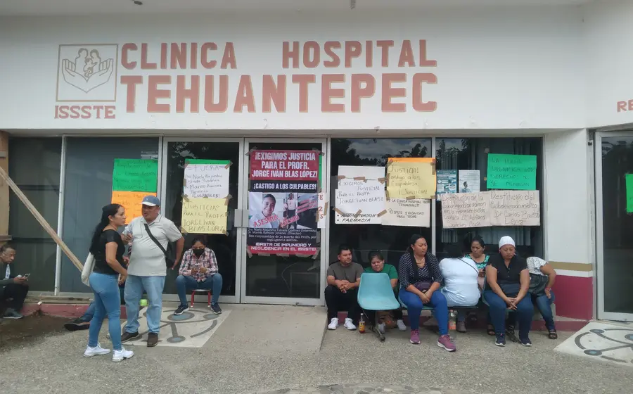 Los familiares del maestro Jorge Ivan Blas López se manifestaron de manera pacífica.