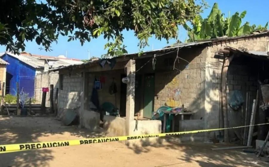 Un grupo de habitantes se manifiesta en la calle para exigir a las autoridades justicia por el asesinato de la 'mujer de los versos'.