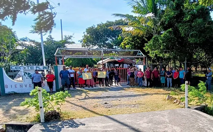 Un grupo de padres de familia se manifiesta y toma las instalaciones del plantel CECyTE 26 en la comunidad de San Dionisio del Mar.