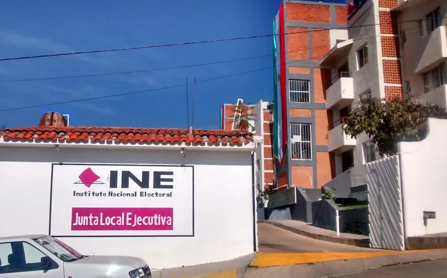 Un grupo de proveedores exige a la junta local del INE los pagos pendientes por uniformes y mantenimiento, denunciando presuntos actos de corrupción.
