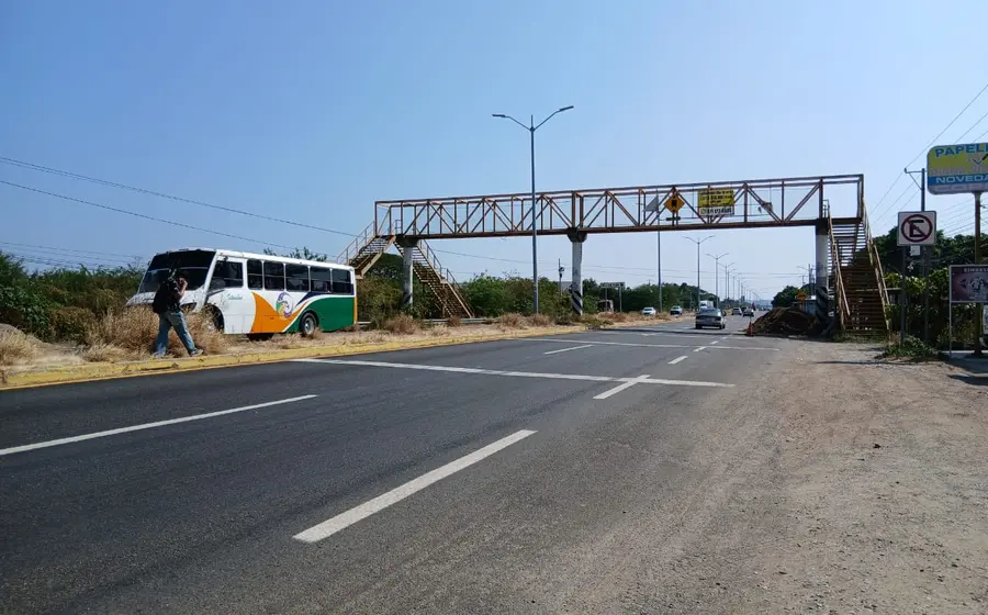 Jóvenes y niños en edad escolar son los principales usuarios de los puentes peatonales ubicados en las carreteras de la región de Tehuantepec.