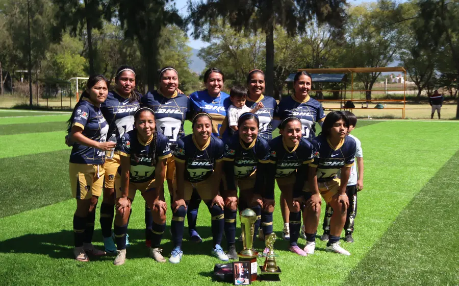 El equipo Pumas celebra su campeonato en la edición 2025 de la Liga Municipal de futbol femenil de Zaachila tras ganar la final.