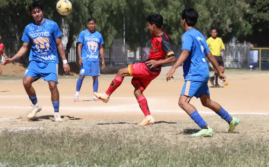 Jugadores de Pumas Ixcotel y Red Devils en acción durante el partido de inicio de liguilla, que terminó con un marcador de 1-2.