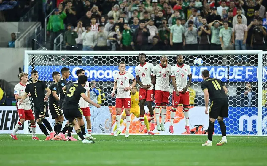 El futbolista mexicano Raúl Jiménez anota el Gol del Año de la Concacaf durante un cobro de tiro libre contra la selección de Canadá.