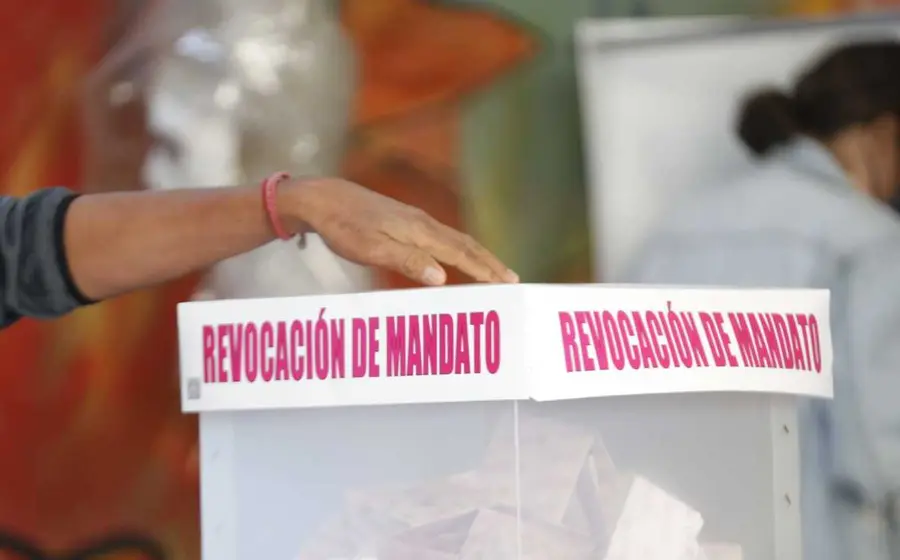 Un ciudadano firma la petición para iniciar el proceso de revocación de mandato, un derecho democrático para decidir la continuidad del gobernador.