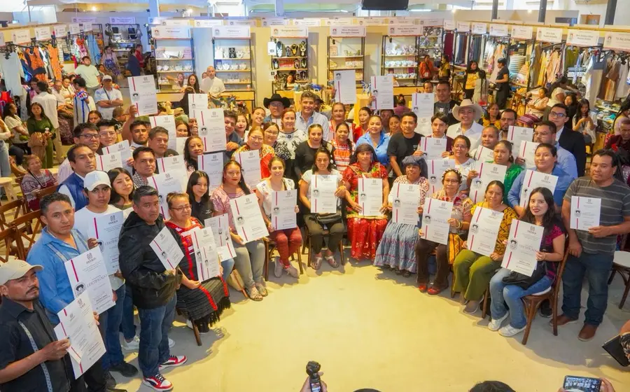 Grupo de maestras artesanas y productores oaxaqueños galardonados con el distintivo 'Hecho en Oaxaca' durante la ceremonia de reconocimiento a su labor.