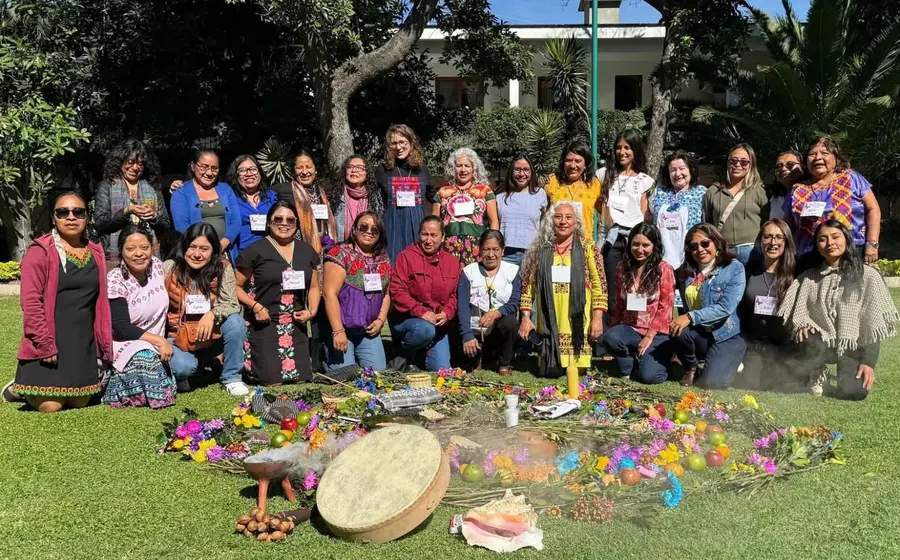 Un grupo de 30 mujeres activistas y defensoras de derechos humanos reunidas durante un evento para fortalecer su red de trabajo.