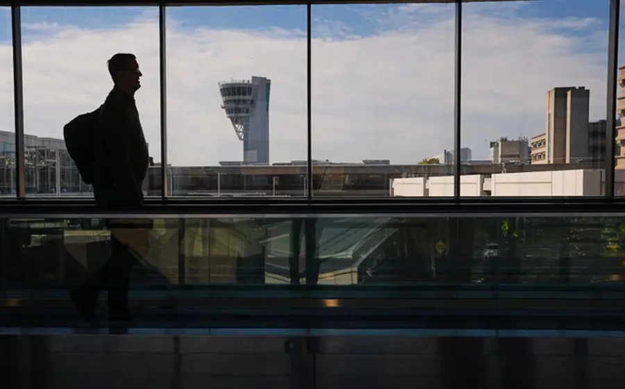 Varios aviones comerciales en la pista de un aeropuerto, ilustrando la reducción del tráfico aéreo anunciada por el cierre del gobierno estadounidense.