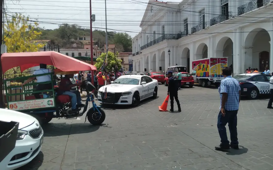Regidores del municipio de Santo Domingo Tehuantepec durante la sesión de cabildo para discutir la Ley de Ingresos y el Presupuesto de Egresos 2026.