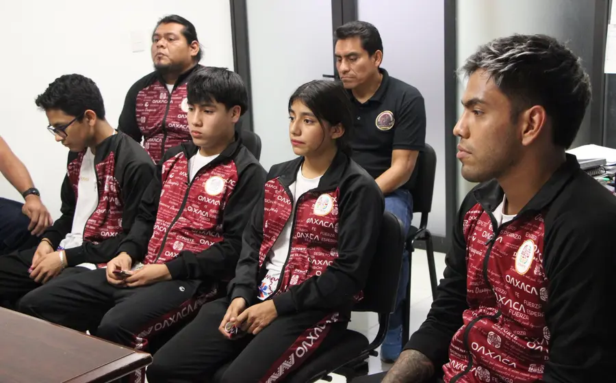 Un grupo de atletas medallistas comparten su experiencia y logros obtenidos tras regresar de una importante competencia a nivel nacional.