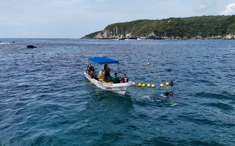 Boyas de señalización marítima flotando en el mar de Huatulco para proteger los arrecifes y ordenar el uso turístico de la zona.