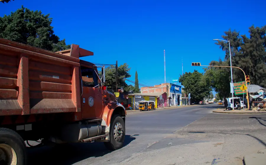 Un semáforo urbano que requiere mantenimiento, representando el compromiso de las autoridades para modernizar el sistema de señalización vial de la ciudad.