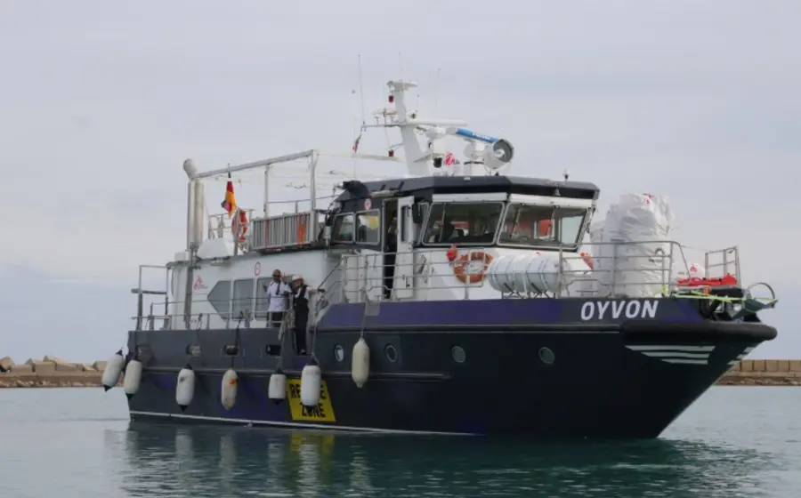 Un grupo de 41 migrantes, entre ellos tres mujeres y catorce menores, a bordo de un barco tras ser rescatados por MSF en el Mediterráneo.