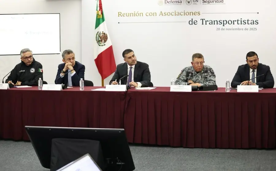 Integrantes del Gabinete de Seguridad federal y representantes de transportistas reunidos en una mesa de trabajo para fortalecer la cooperación.