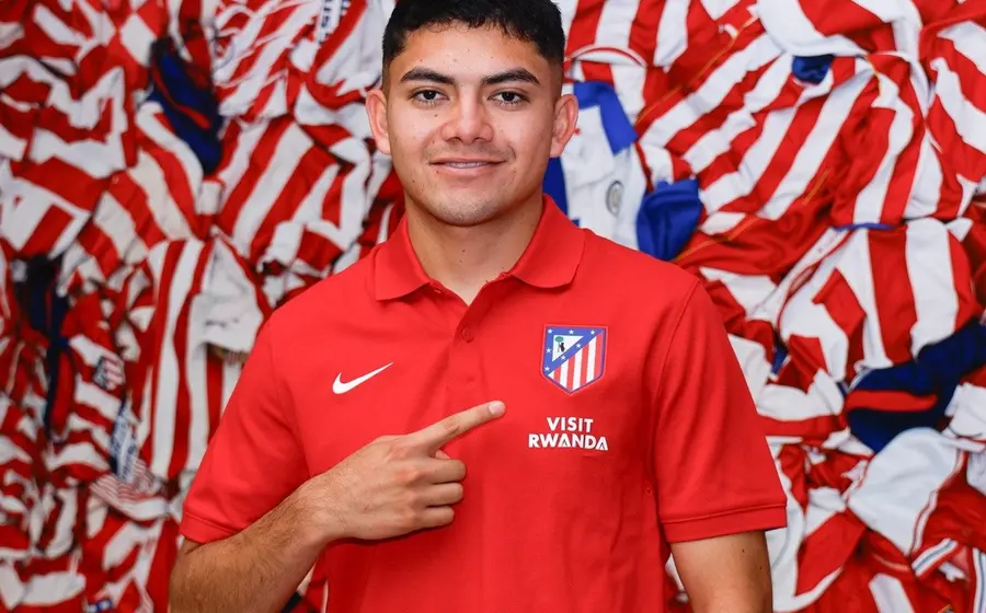 El futbolista Ronaldo Nájera firma su contrato de préstamo por un año con el club de fútbol Atlético de Madrid.