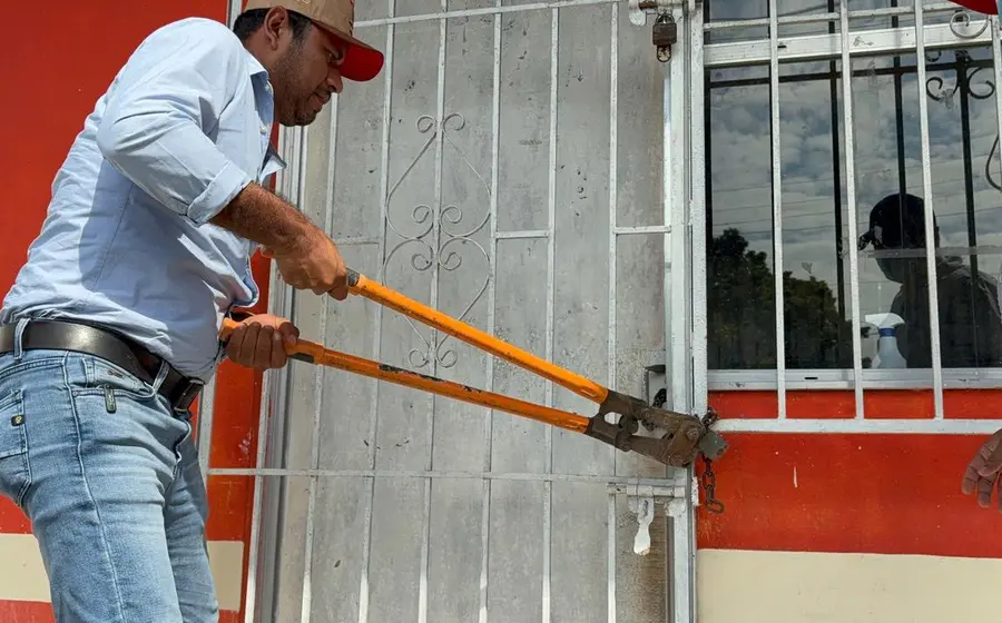 Miembros de la Sección 22 recuperan las instalaciones de la Supervisión Escolar No. 116 en Acatlán de Pérez Figueroa para restablecer el servicio educativo.