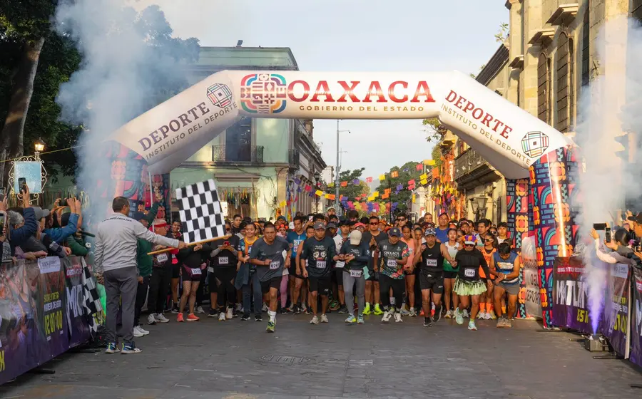 Miles de atletas participantes se aglomeran en la línea de salida, listos para comenzar la carrera atlética del Recorrido al Mictlán.