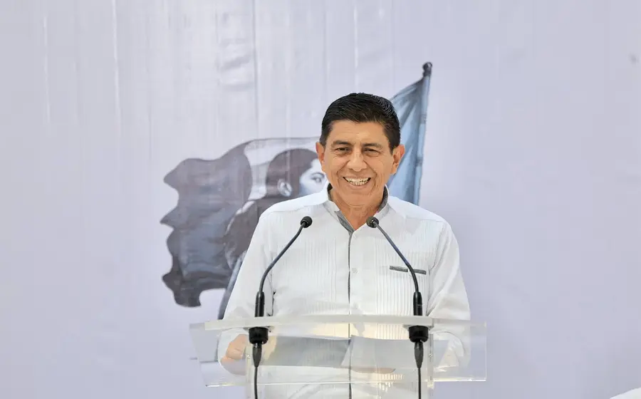 El gobernador de Oaxaca, Salomón Jara Cruz, durante el anuncio para retomar los trabajos de elaboración de una nueva Constitución local para el estado.
