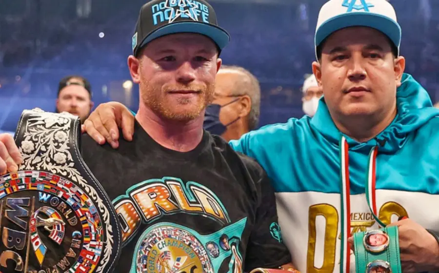 El boxeador mexicano Saúl 'Canelo' Álvarez es fotografiado junto a su entrenador y representante de toda la vida, Eddy Reynoso.