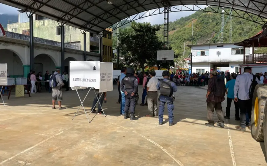 Fotografía de una de las 13 asambleas comunitarias organizadas por la Sego, donde se observa a los participantes durante la reunión del fin de semana.