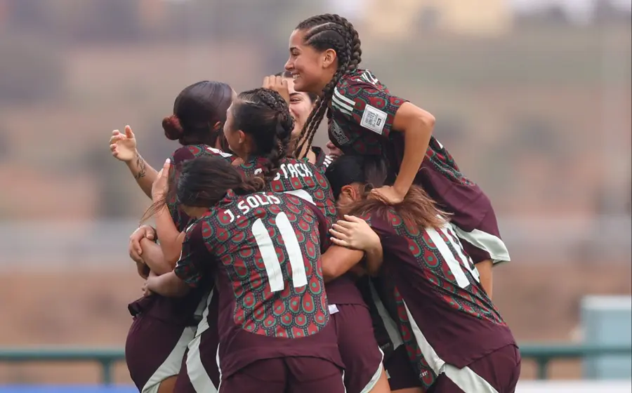 La Selección Mexicana Femenil Sub 17 en acción durante el partido donde buscan su pase a la final del Mundial de Futbol.