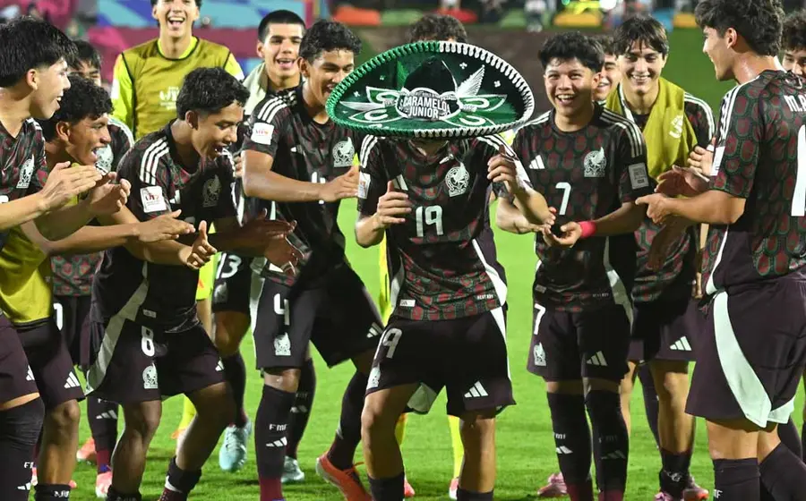La Selección Mexicana Sub 17 celebra su victoria contra Argentina en tanda de penales para avanzar a los Octavos de Final del Mundial.