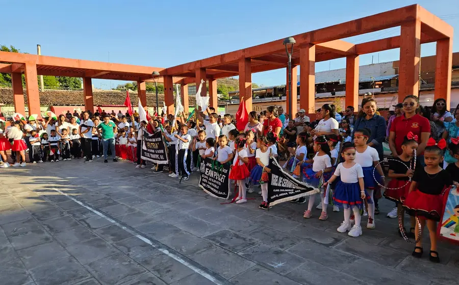 Estudiantes de escuelas en Tehuantepec participan en un taller de escoltas como parte de las celebraciones por la semana de la Revolución Mexicana.